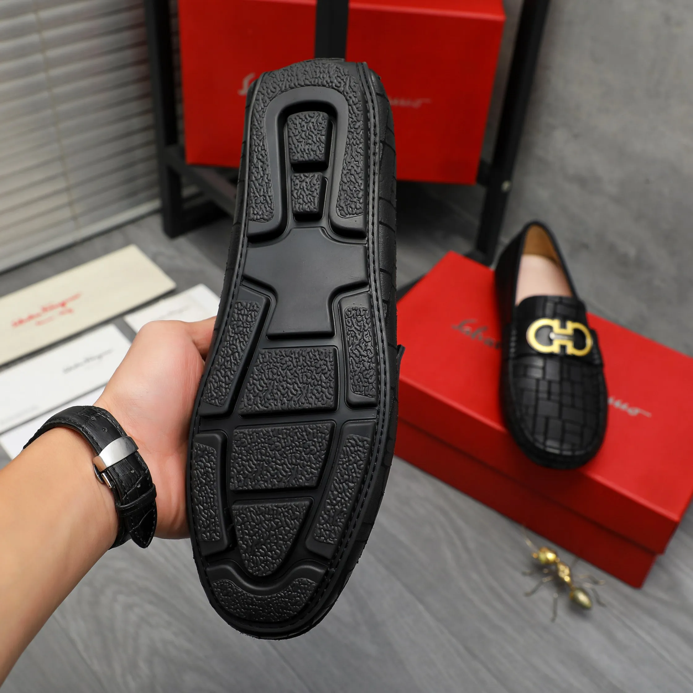 P380 Product trademark: Ferragamo [Ferragamo] Casual slip-on men's shoes Regular size: 38-45 Product material: Selected stone grain cowhide upper, sheepskin lining, rubber outsole